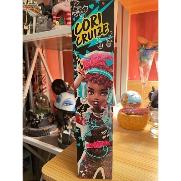 Wild Hearts Crew - Cori Cruize Walkman Doll - Picture 2 of 9